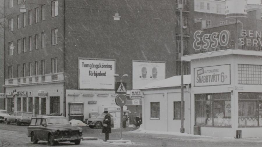 Så här såg bensinmacken ut 1970. Det ursprungliga tornet är kapat och ersatt med en roterande oljeburk. Foto: Stockholmskällan